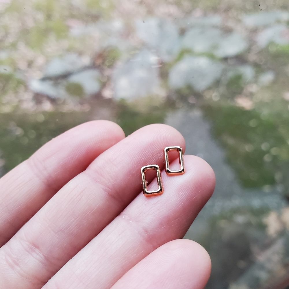 Nwot Tiny Gold Rectangle Stud Earrings - image 4